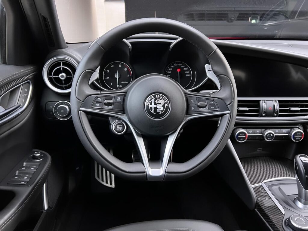 Alfa-Romeo-Giulia-Bilpleje-Detailing-instrumentbræt-efter